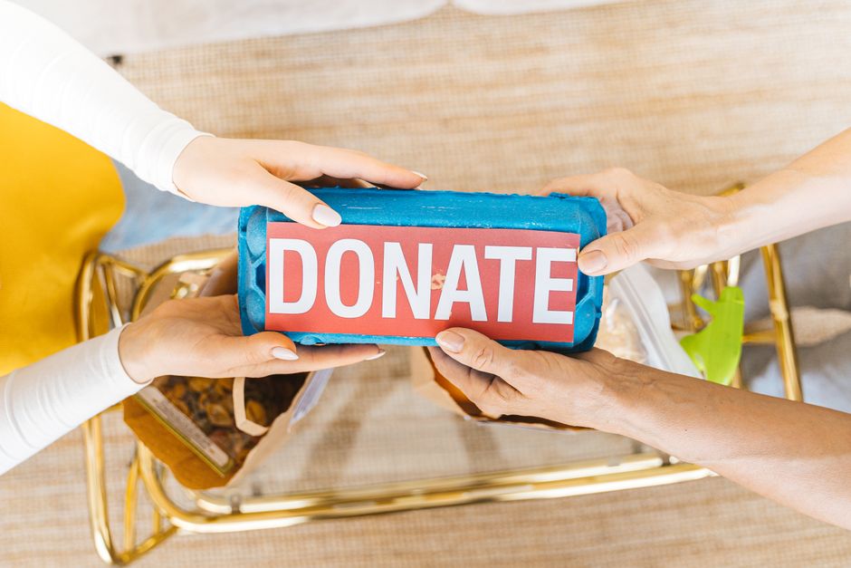 Hands exchanging a donation box, representing hospital gift-giving.